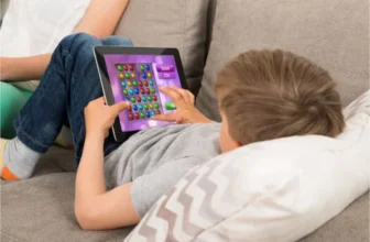 Menino jogando